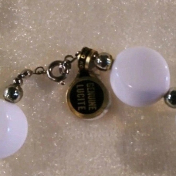 NEW. Classy Beautiful Bright White 100% Lucite Bead Necklace Matching Bracelet - Picture 4 of 7